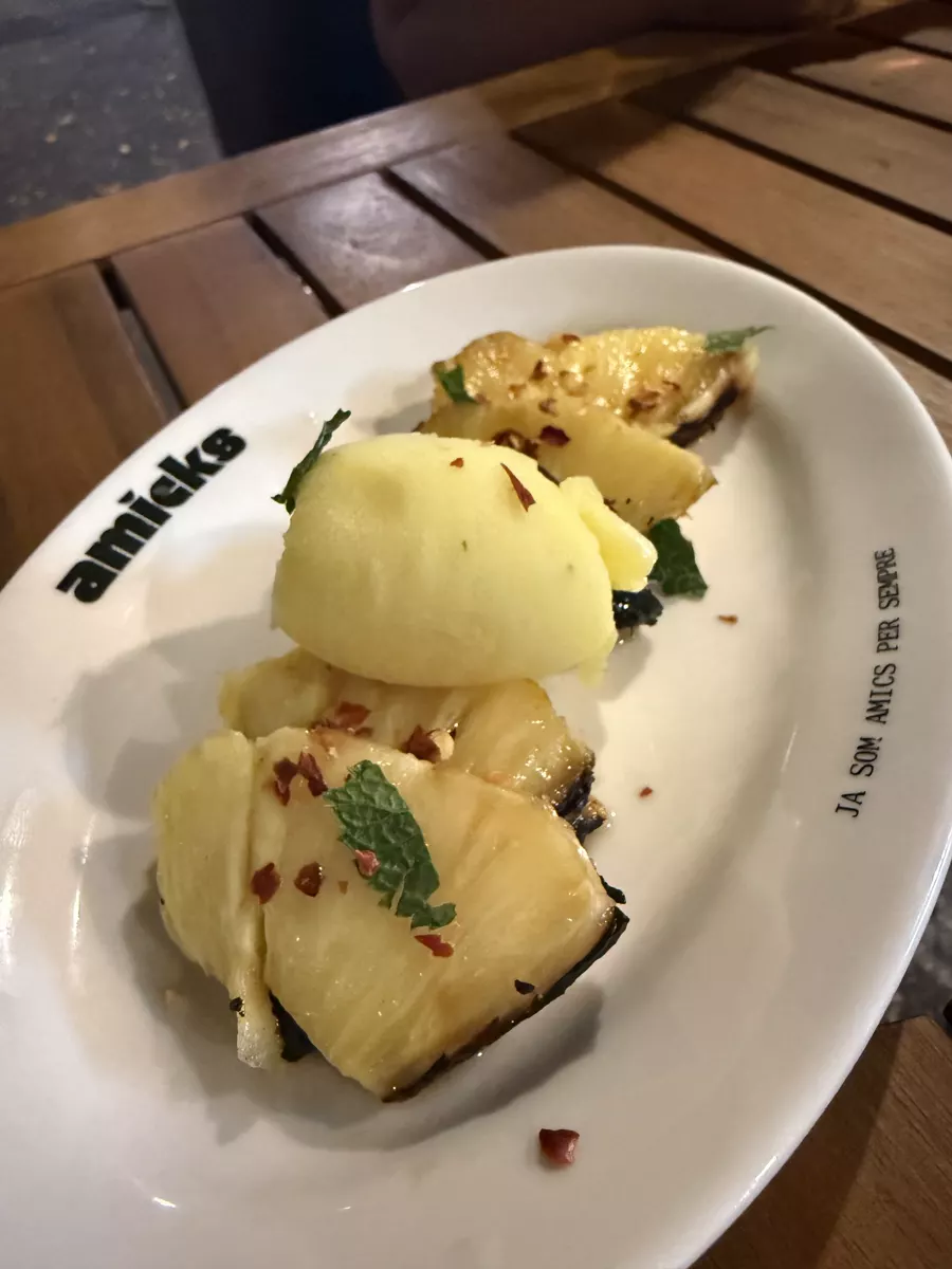 Pinya caramel·litzada a la brasa amb granissat de tequila