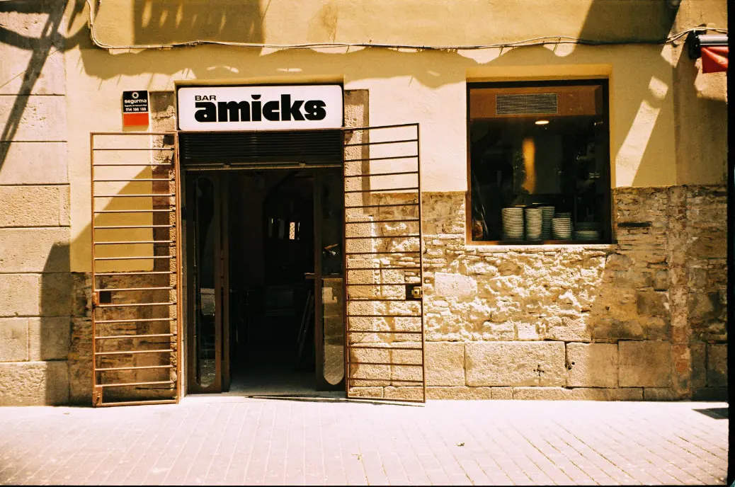 La façana del Bar Amicks al carrer de l’Allada-Vermell