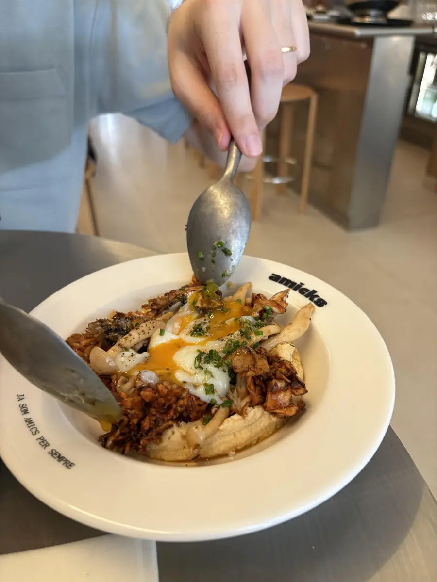 Ou escalfat amb gírgoles i crema de cigró