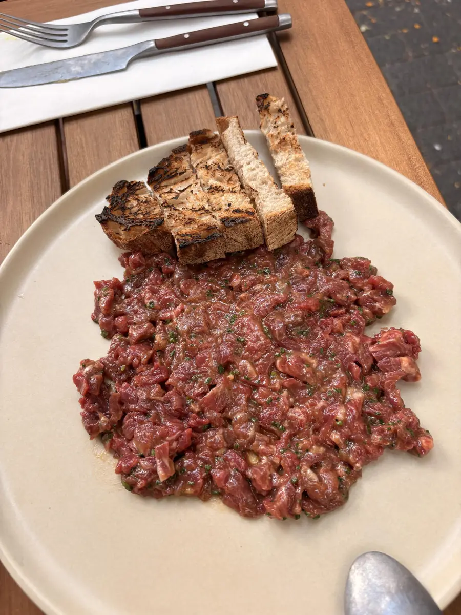 Steak tàrtar de filet amb pa torrat a la brasa