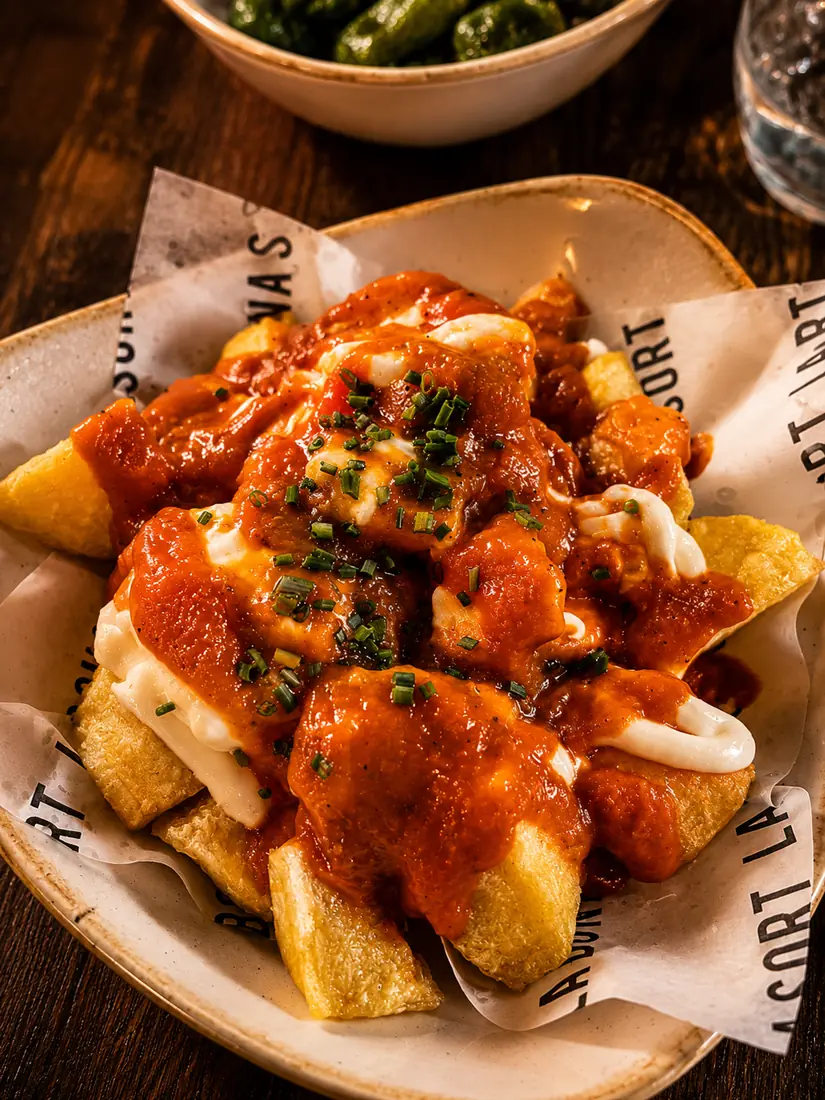 Patates braves servides en un plat de la casa