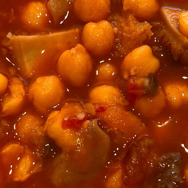Cap i pota amb cigrons, de prop