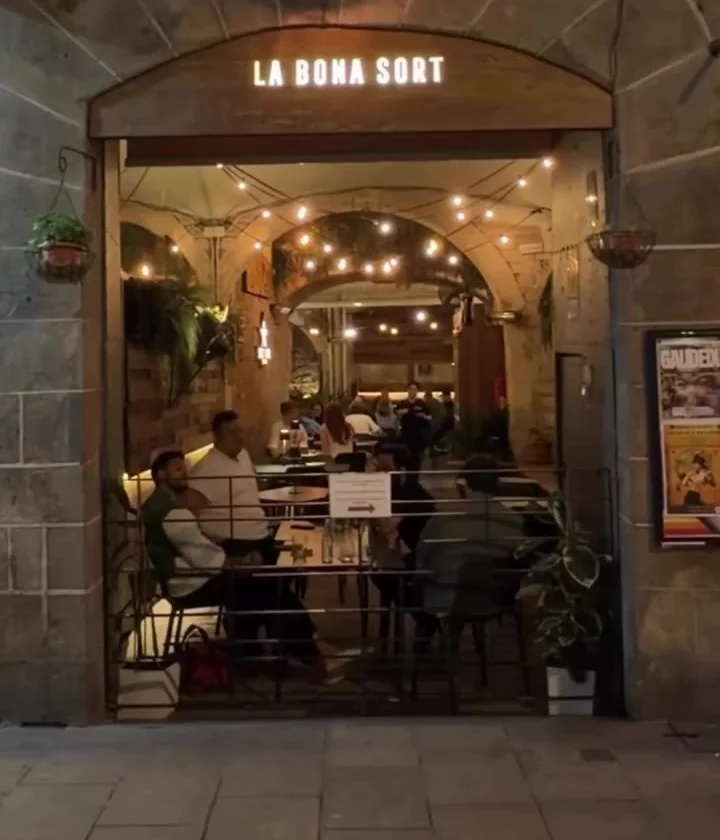 L’entrada de La Bona Sort al Carrer dels Carders, amb el passadís il·luminat al fons