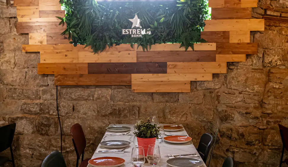 La sala de La Bona Sort, amb parets de pedra i fusta