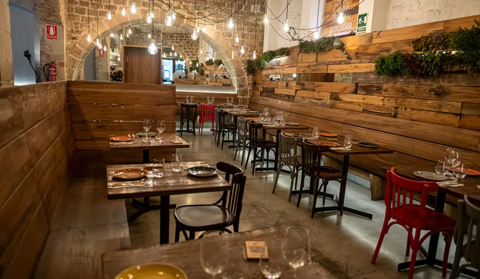 La sala llarga de La Bona Sort, amb les taules parades
