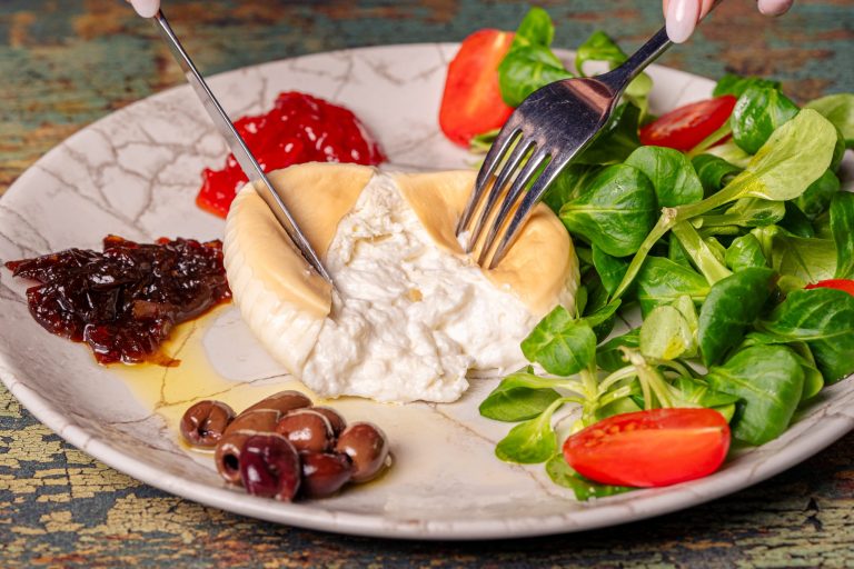 Burrata affumicata su letto di valeriana con pomodoro e cipolla caramellizzato e olive taggiasche
