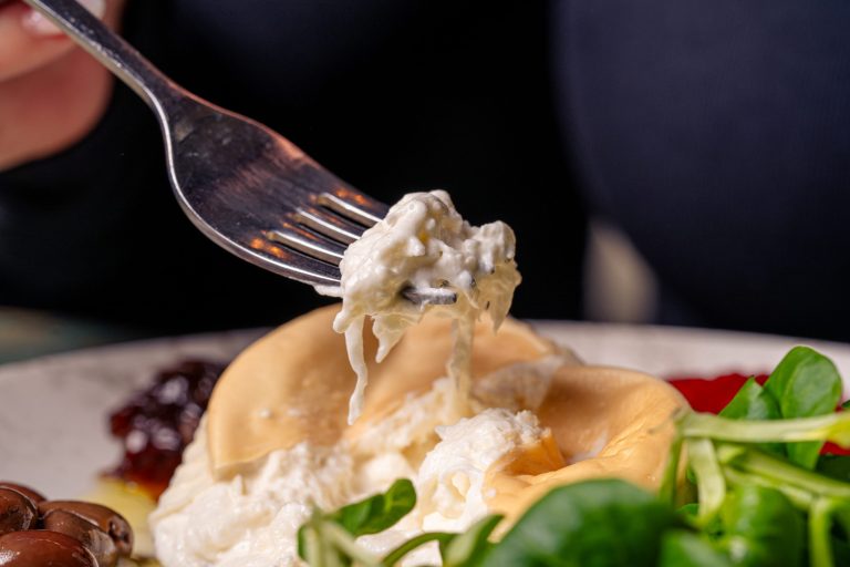 Burrata affumicata su letto di valeriana con pomodoro e cipolla caramellizzato e olive taggiasche