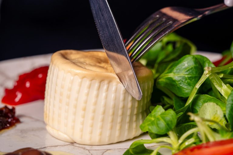 Burrata affumicata su letto di valeriana con pomodoro e cipolla caramellizzato e olive taggiasche