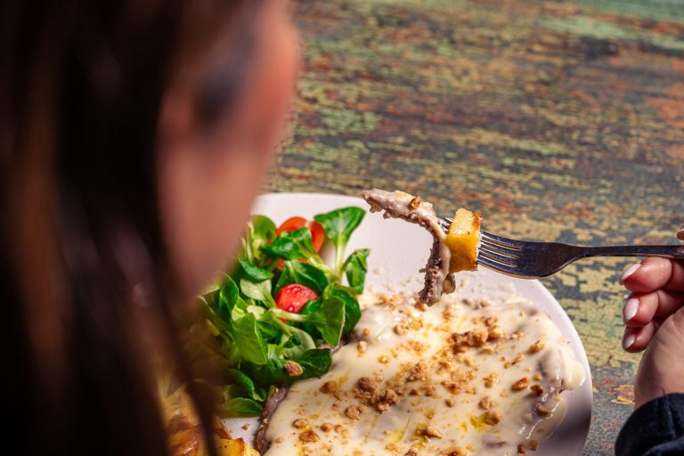 Scaloppina con salsa di parmigiano tartufato e nocciole tostate