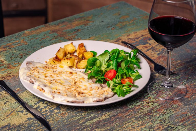 Scaloppina con salsa di parmigiano tartufato e nocciole tostate