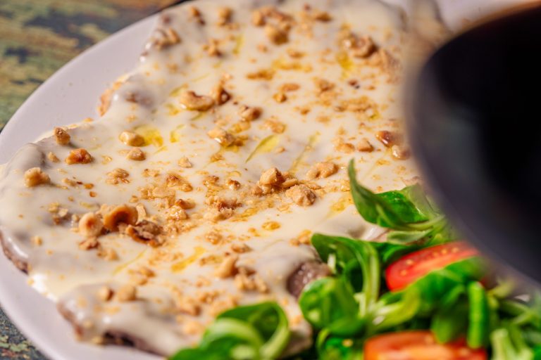 Scaloppina con salsa di parmigiano tartufato e nocciole tostate