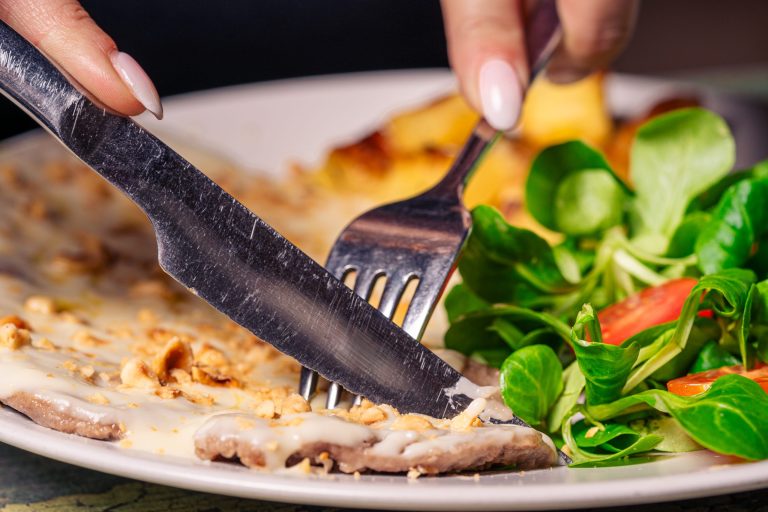 Scaloppina con salsa di parmigiano tartufato e nocciole tostate