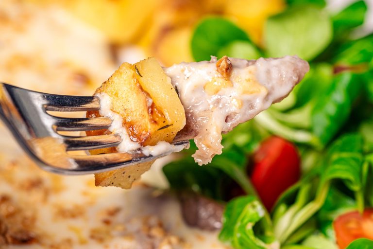 Scaloppina con salsa di parmigiano tartufato e nocciole tostate