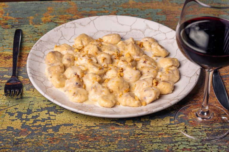 Gnudi Lapatsa di radicchio e ricotta con salsa di gorgonzola e noci