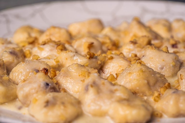 Gnudi Lapatsa di radicchio e ricotta con salsa di gorgonzola e noci