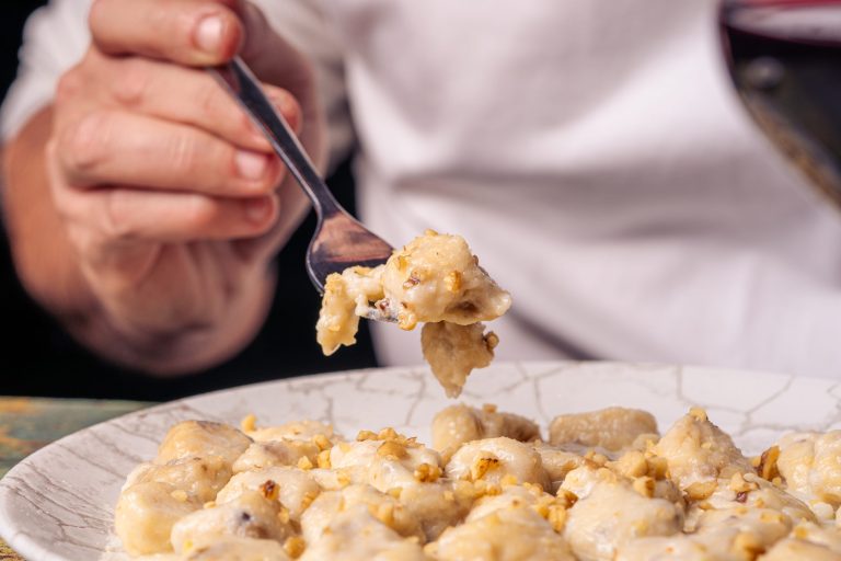 Gnudi Lapatsa di radicchio e ricotta con salsa di gorgonzola e noci