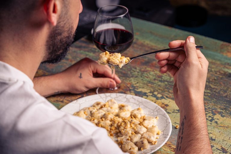 Gnudi Lapatsa di radicchio e ricotta con salsa di gorgonzola e noci