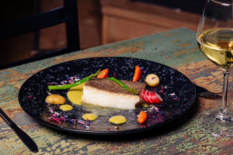 Filetto di baccalà cotto a bassa temperatura con crema di pisselli e verdurine