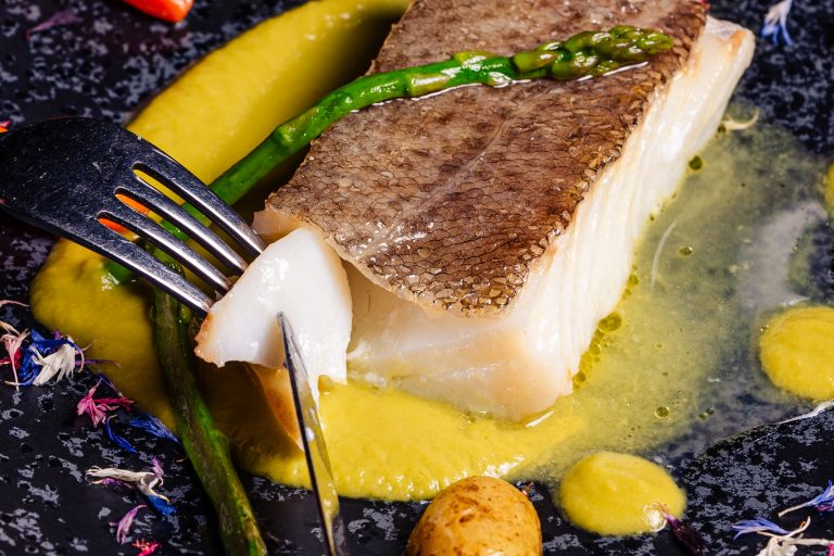 Filetto di baccalà cotto a bassa temperatura con crema di pisselli e verdurine