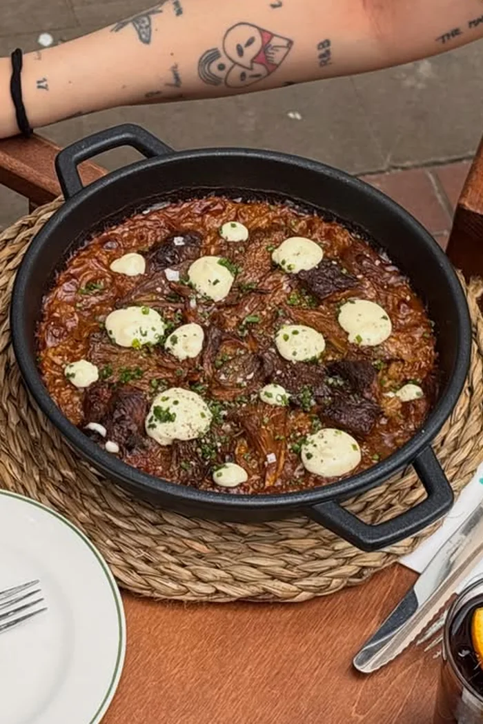 Arroz «amb coses» en cazuela, con carne y puntos de all i oli