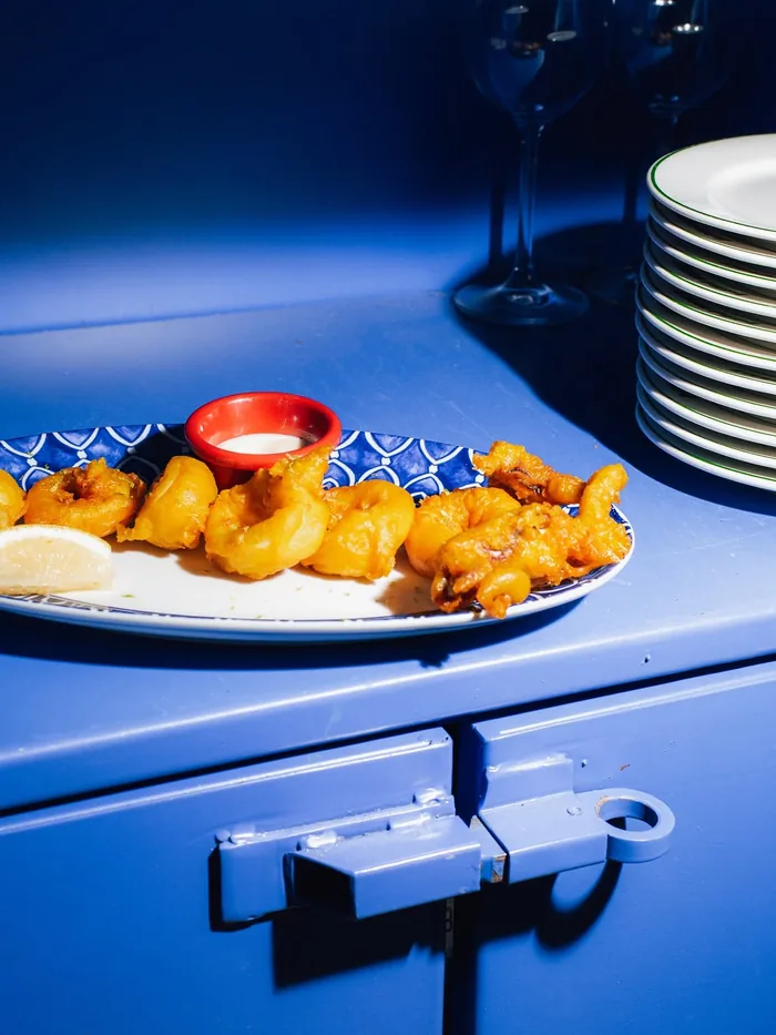 Calamares a la romana con limón y all i oli