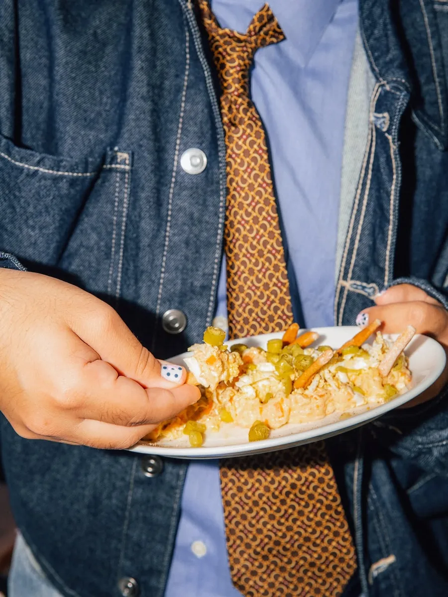 Ensaladilla rusa de Casa Pepi servida en plato blanco