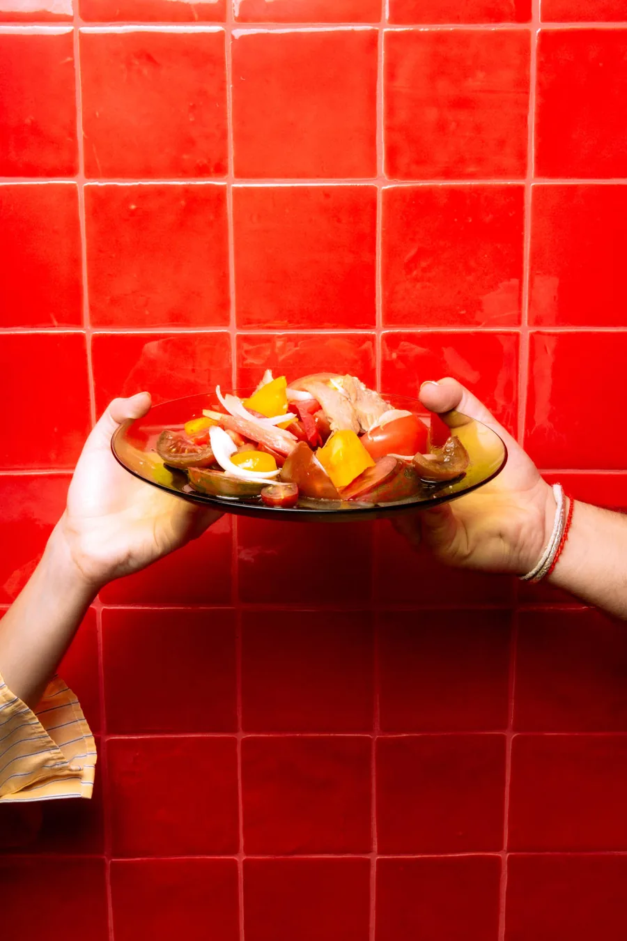 Un plat de Casa Pepi servit davant la paret vermella del local
