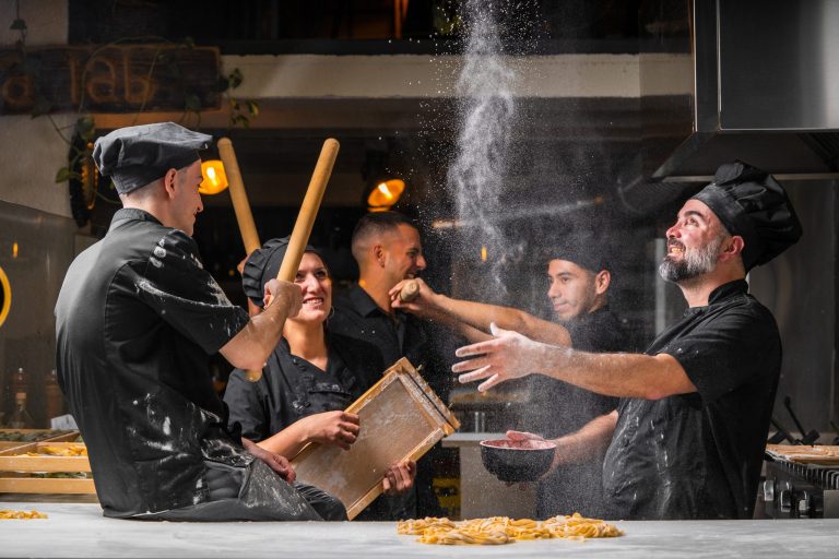 El equipo trabajando la pasta