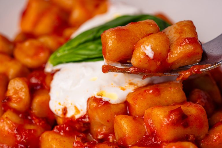 Gnocchi con salsa de tomate, burrata y albahaca