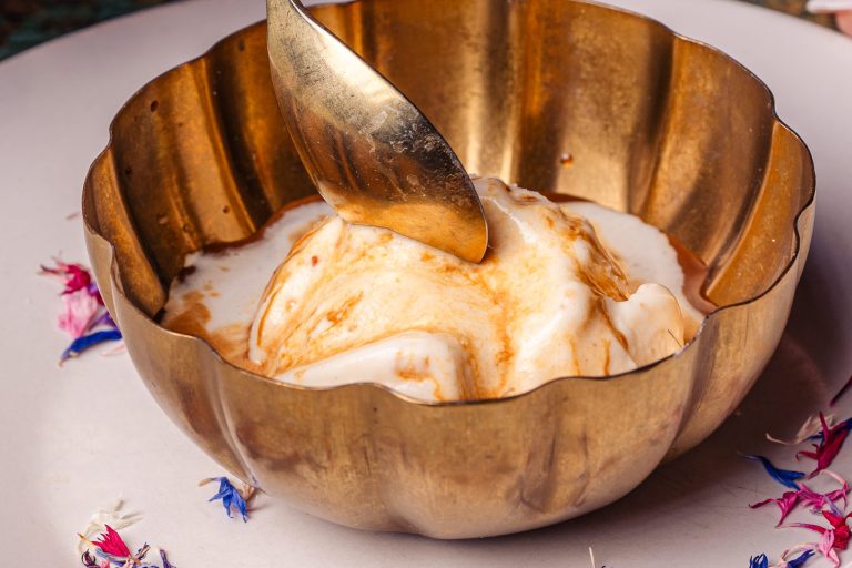 Postre de helado artesano en copa dorada
