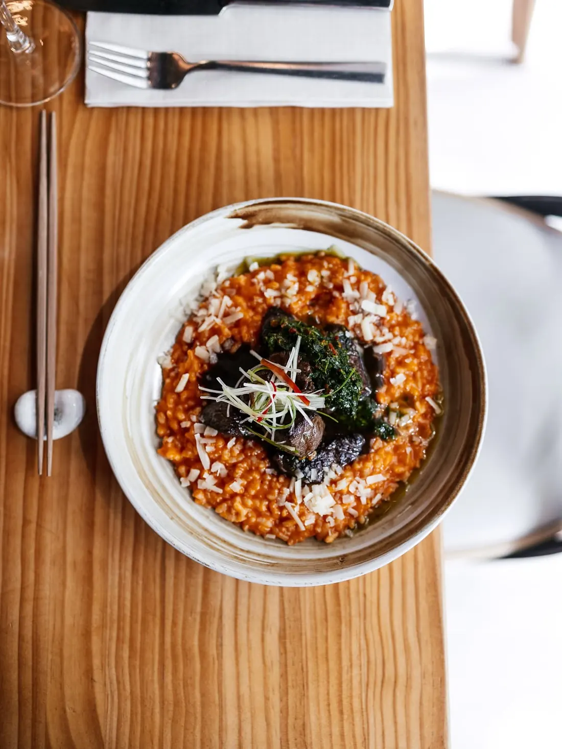 Arroz cremoso de rocoto con trozos de lomo de ternera, visto desde arriba