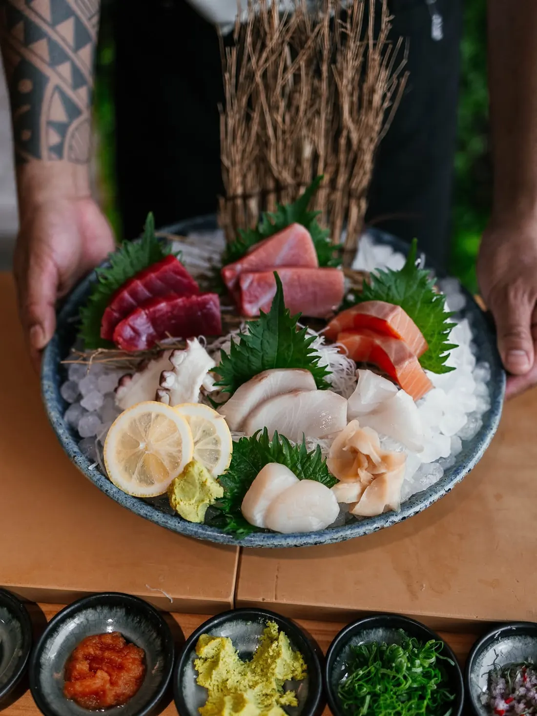 Sashimi variado sobre hielo picado