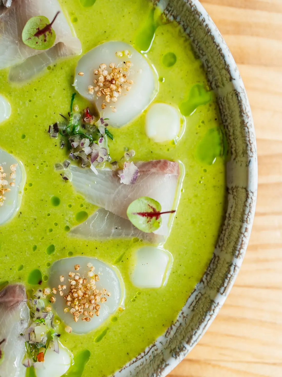 Tiradito verde de vieira y pescado blanco en leche de tigre, con quinoa crocante