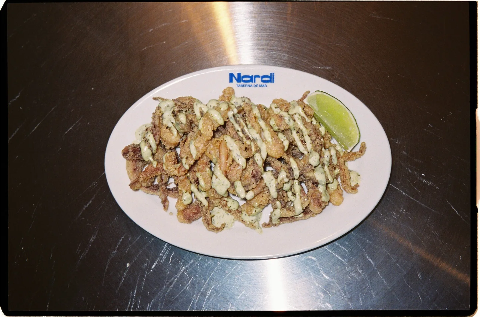 Rabas de calamar con mayonesa de albahaca y lima