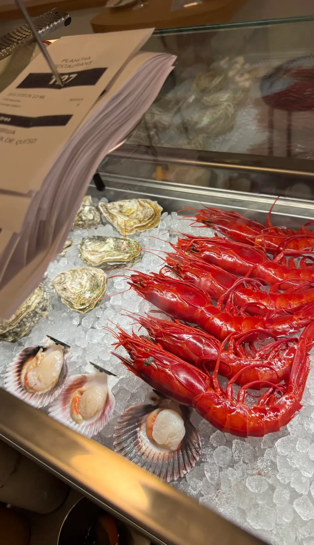 Carabineros y cigalas sobre hielo en la vitrina de Nardi