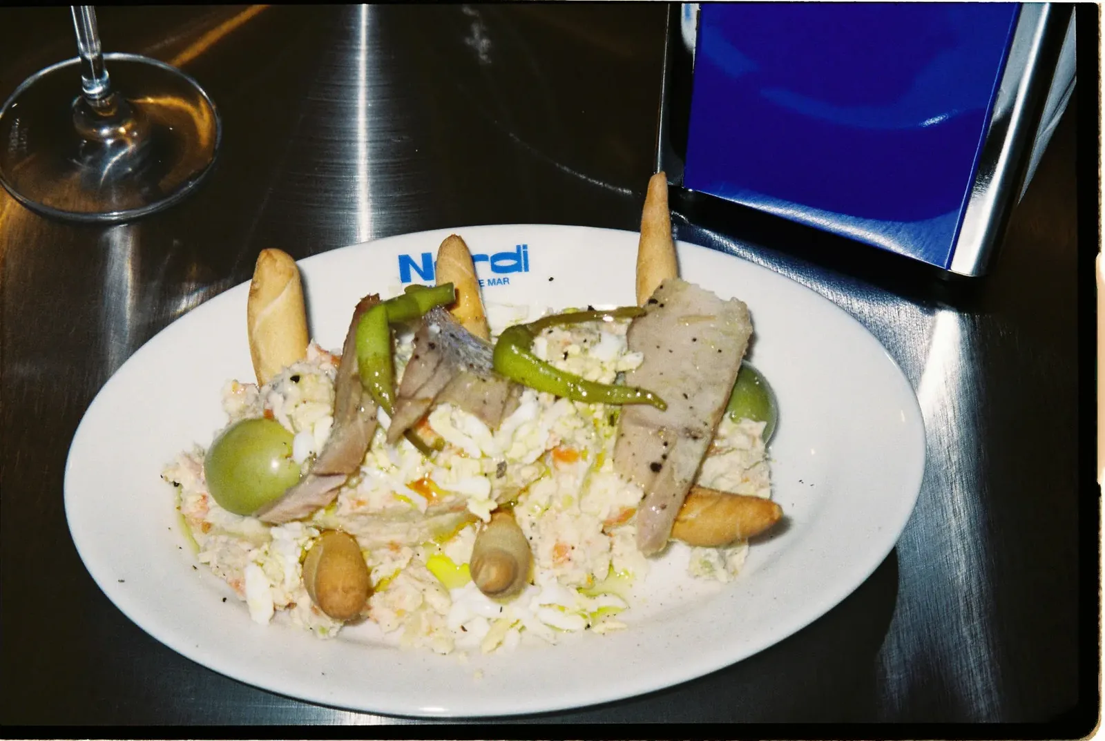 Ensaladilla rusa con ventresca de atún, piparras, aceitunas y picos de pan