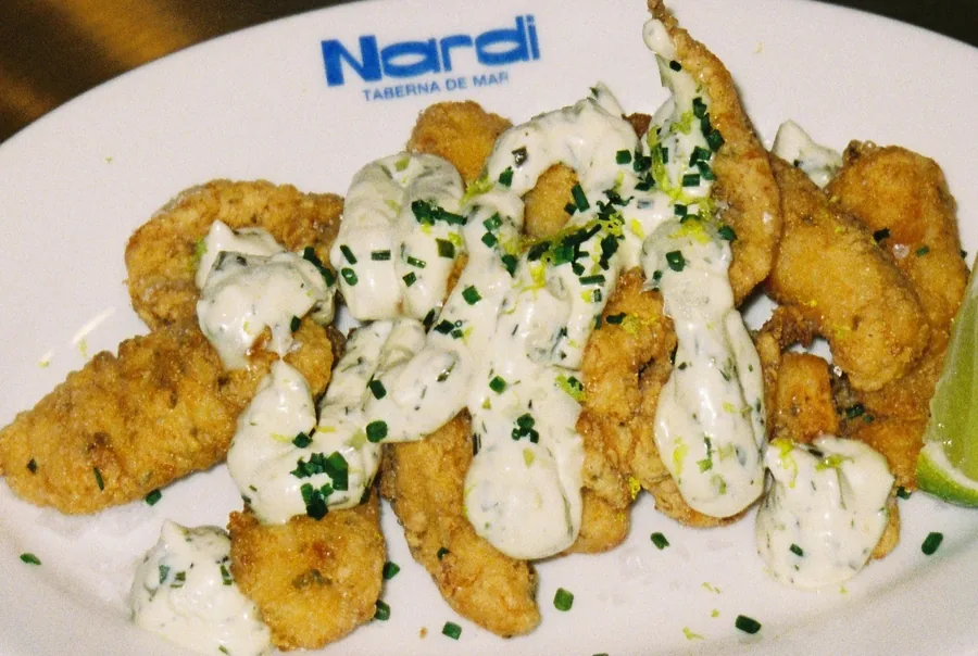 Fritura de pescado con salsa tártara, cebollino y lima, en plato con el logo de Nardi