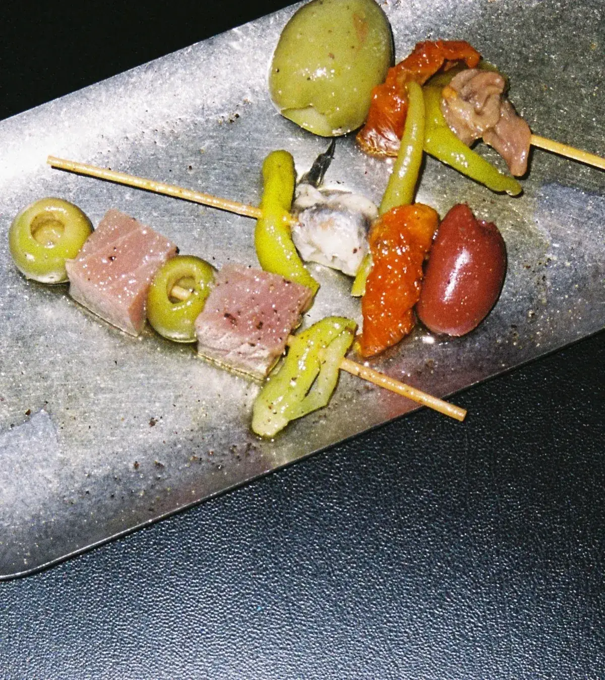Gildas de atún, anchoa, aceitunas y piparras