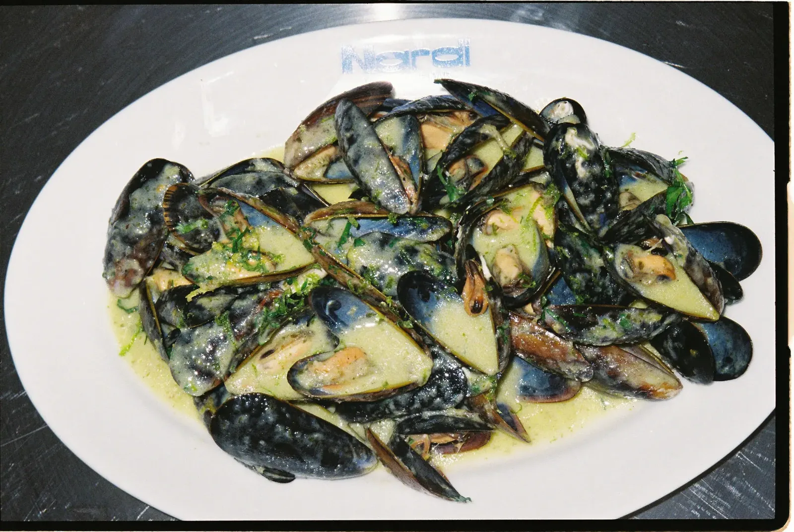 Mejillones con salsa de mantequilla y perejil