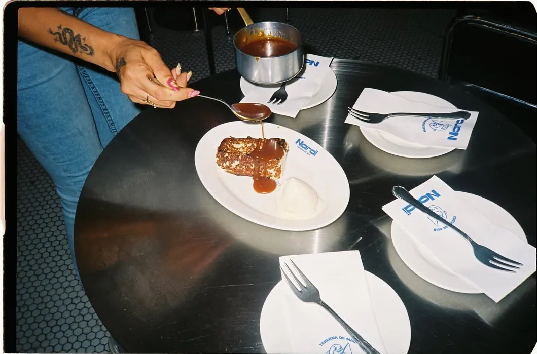 Salsean el postre en la mesa, recién servido