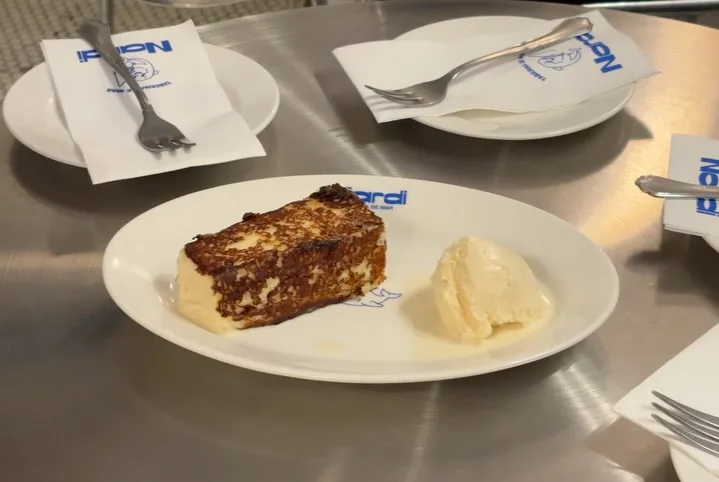 Un postre de corte caramelizado con una bola de helado