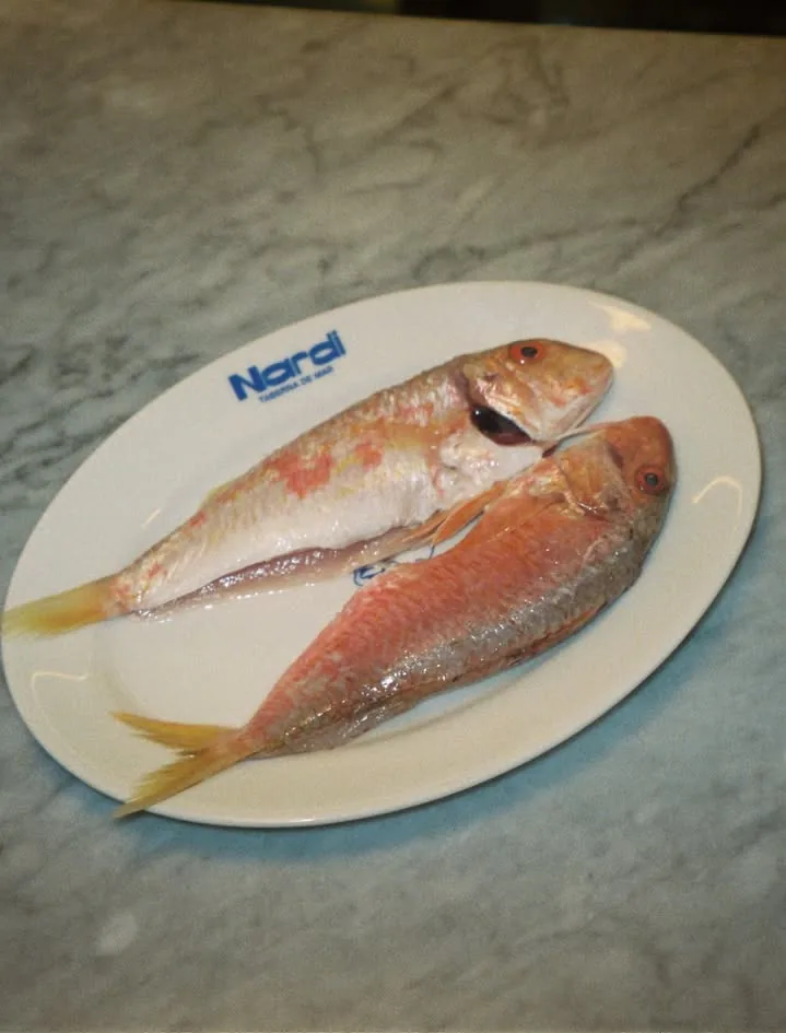 Dos salmonetes enteros en un plato de Nardi