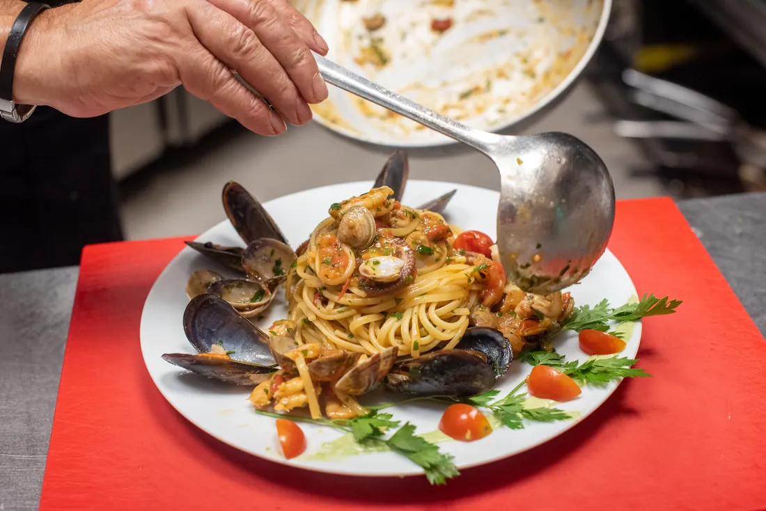 Linguine con mejillones, almejas y tomate cherry, servidos del cazo al plato