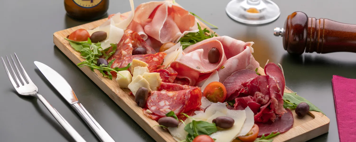 Tabla de embutidos italianos, quesos y aceitunas