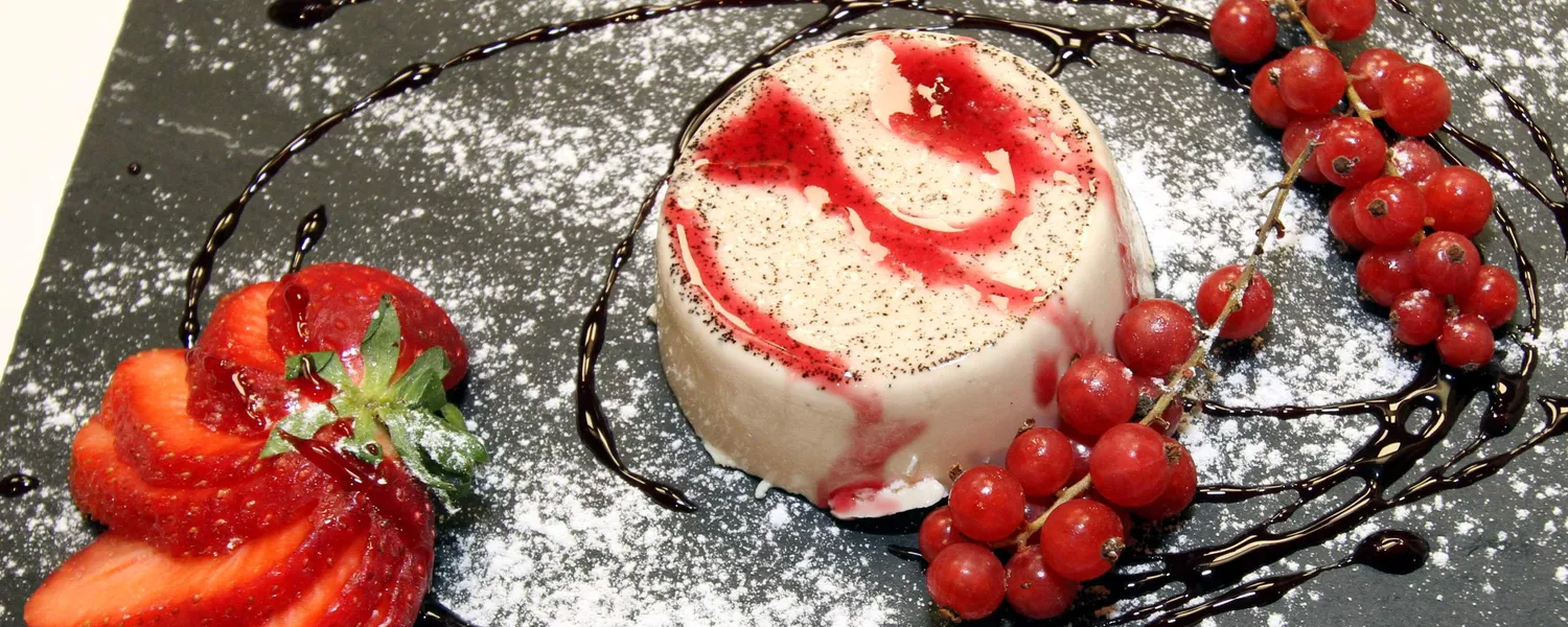 Panna cotta con fresas y grosellas